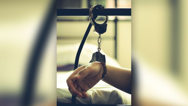 Связанные девушки на кровати