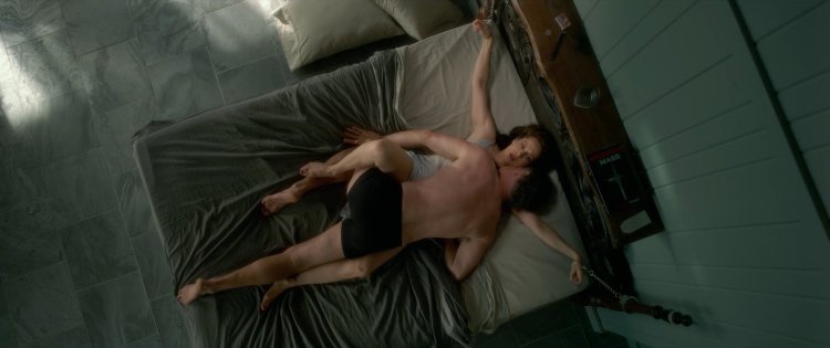 Связанная на кровати