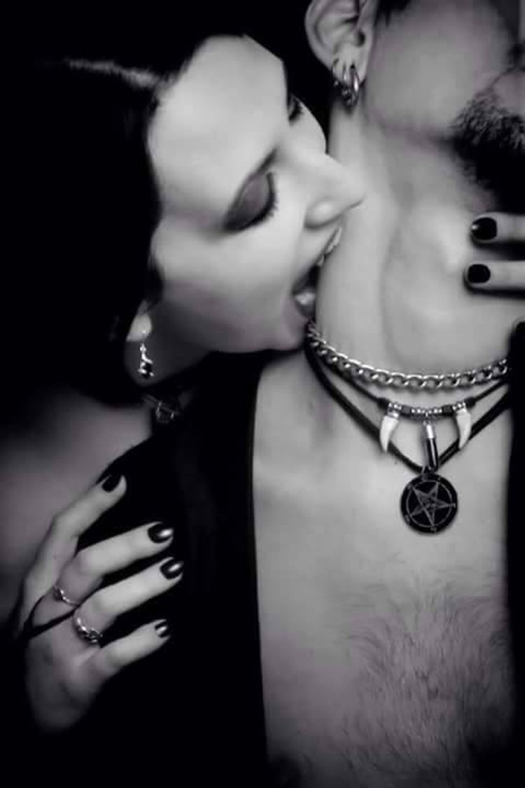 Мужчина в ошейнике