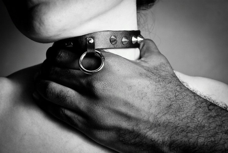 Ошейник на парне Эстетика