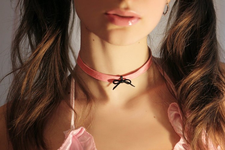 Чокер на девушке
