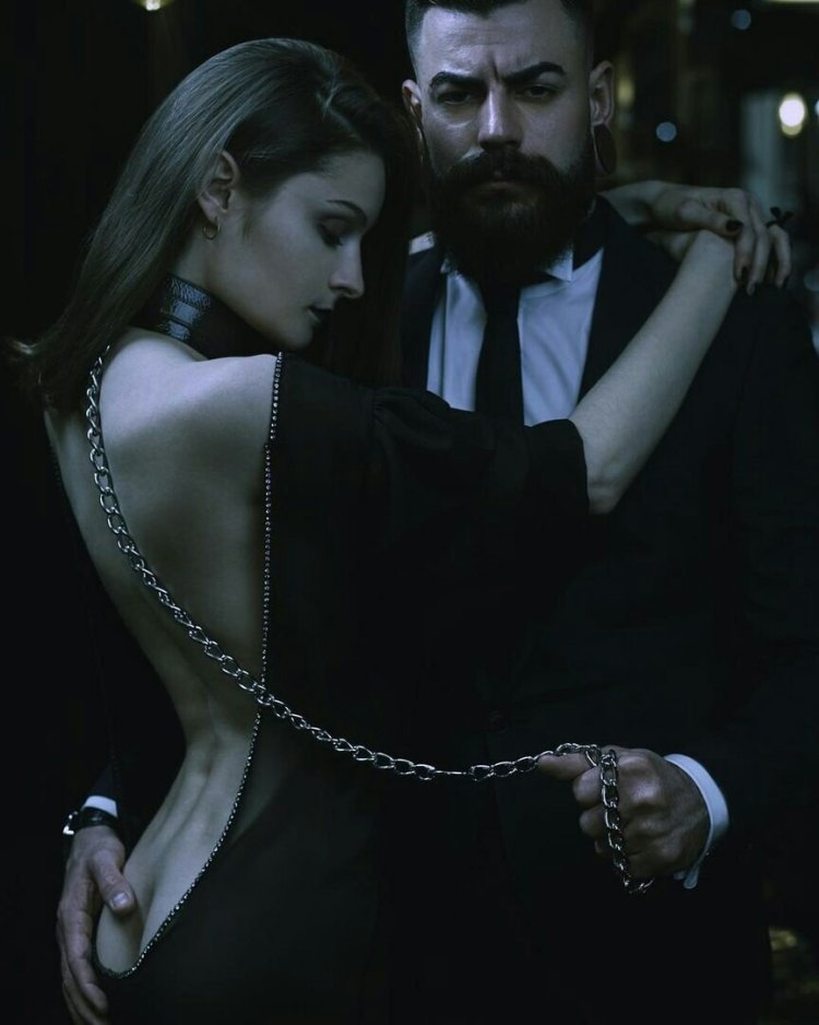 Мужчина и женщина в ошейнике