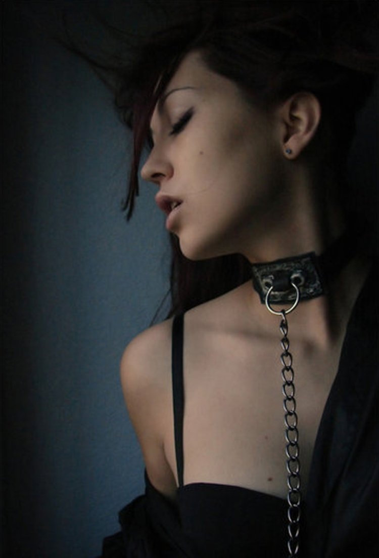 Девушка на цепи в ошейнике