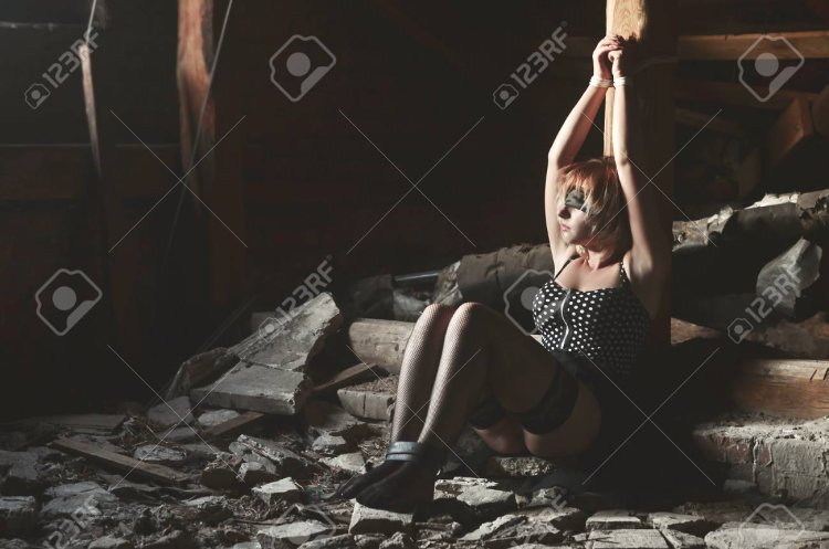 Девушка прикованная к батарее