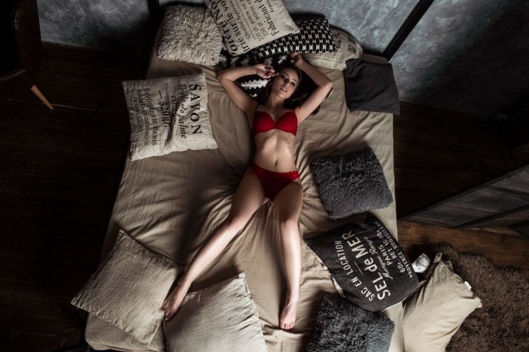 Девушка лежит на спине