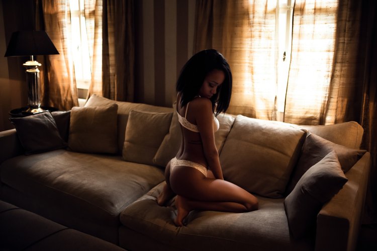 Девушка на коленях на диване