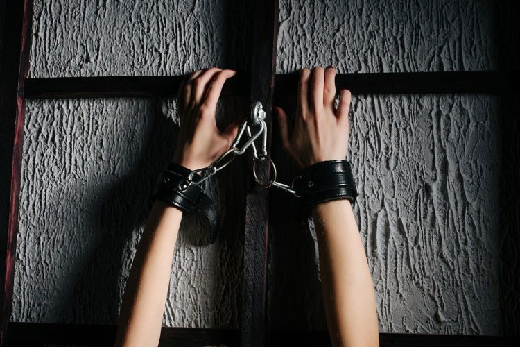 Красивые девушки в кандалах