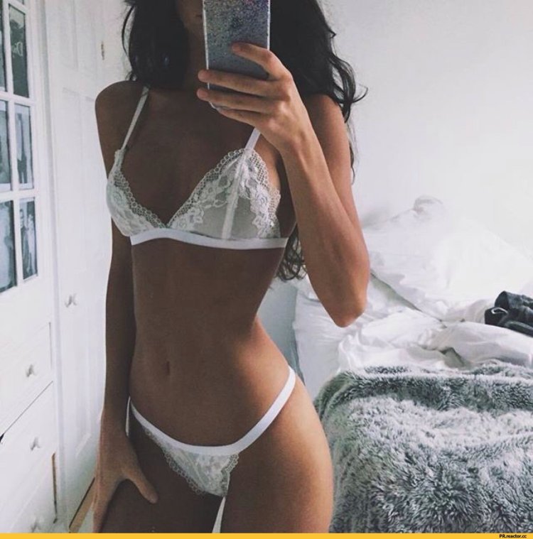 Девушки в кружевном белье селфи