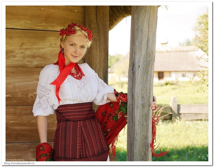 Украинские девушки в народных костюмах
