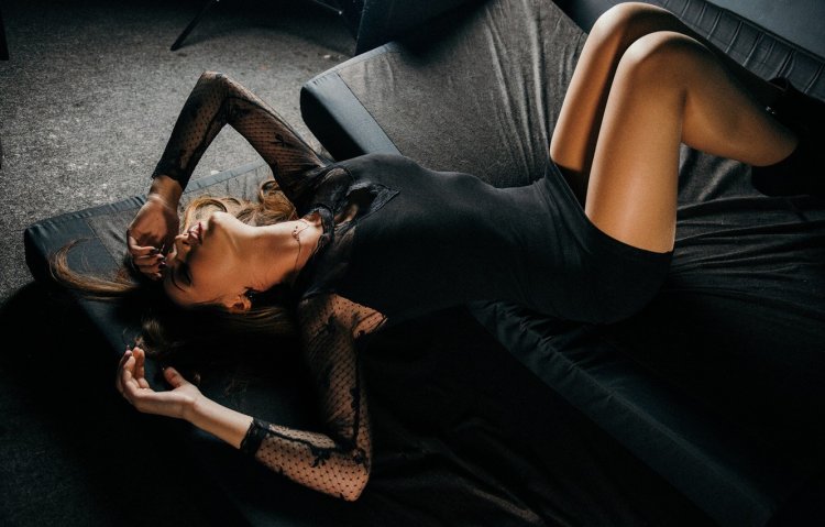 Девушка лежит в черном