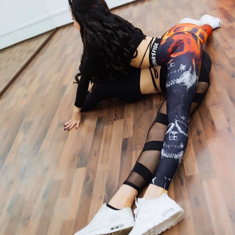 Связанные девушки в лосинах