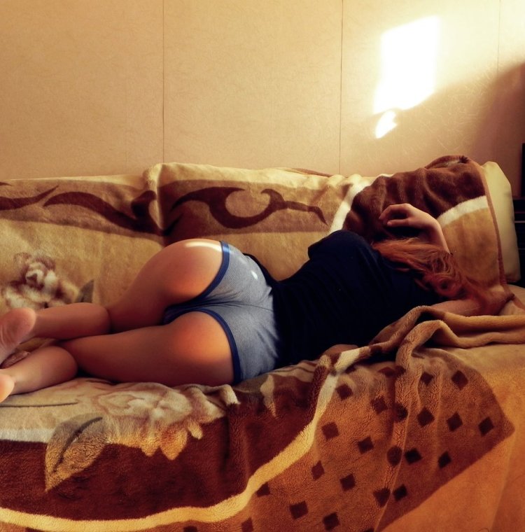 Селфи лежа на кровати