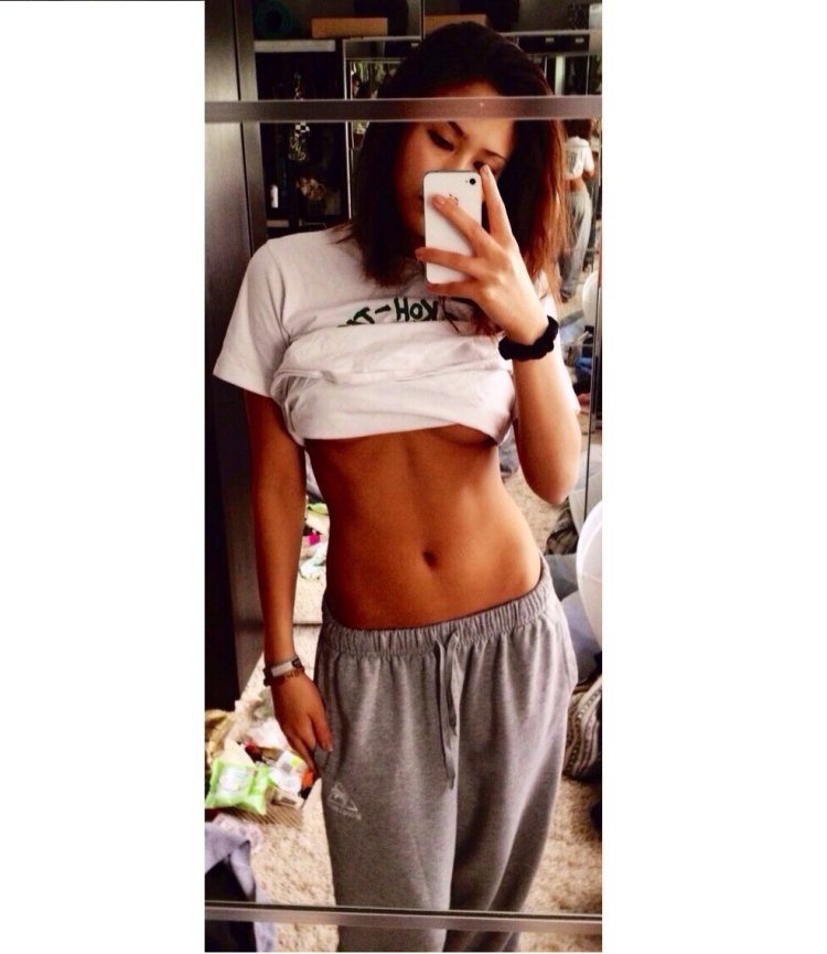 Девушки в топике в зеркале