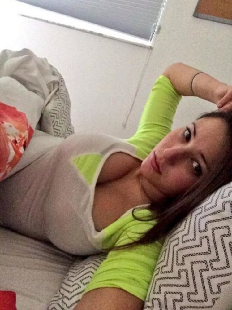 Энджи Варона в постели