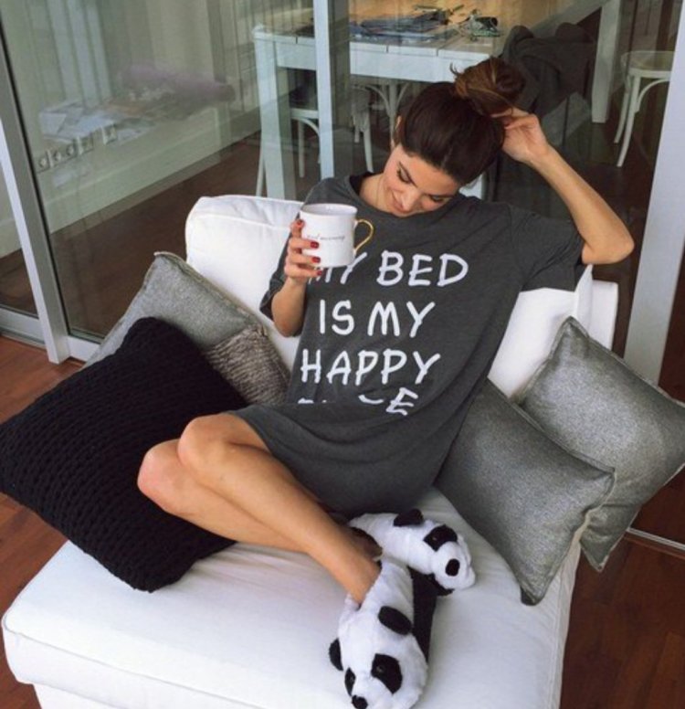 Брюнетка в пижаме