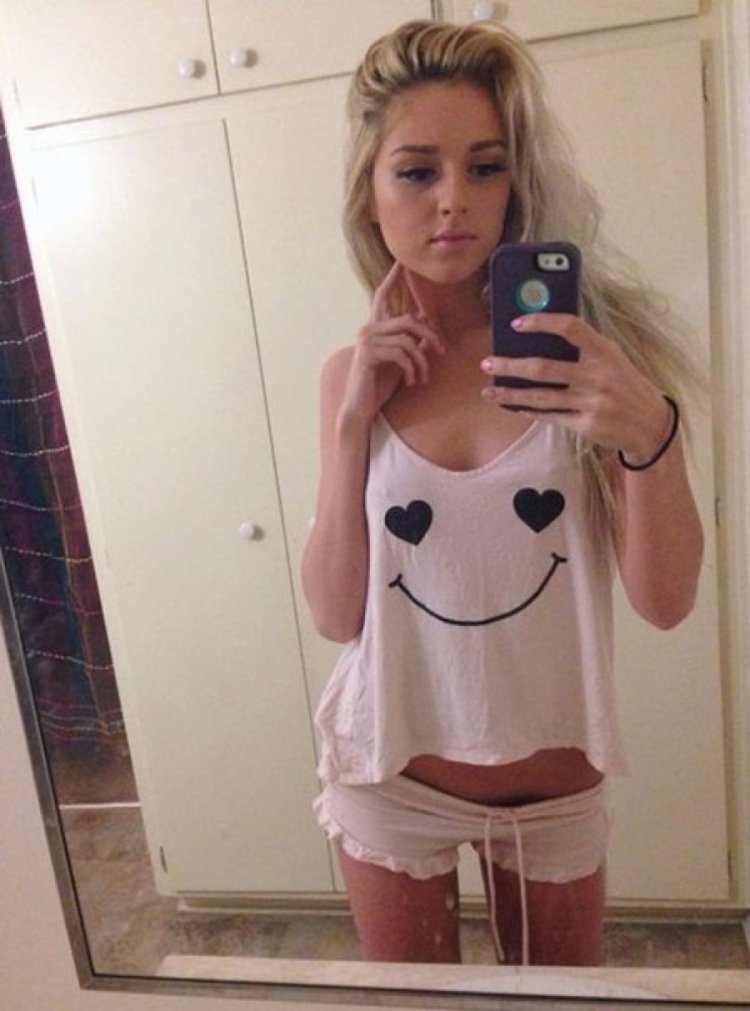 Селфи блондинки без одежды
