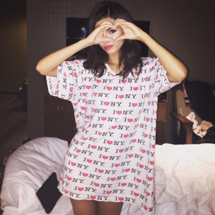 Виктория Джастис в пижаме