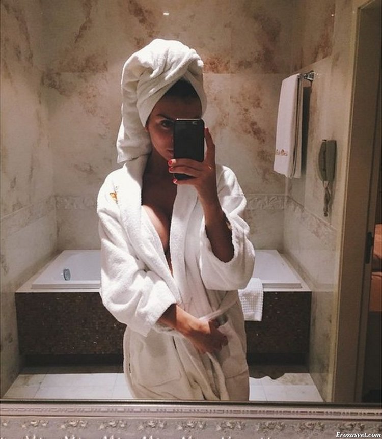 Девушка в халате после ванны