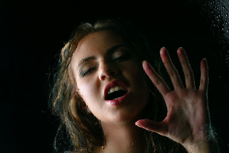 Девушка за мокрым стеклом