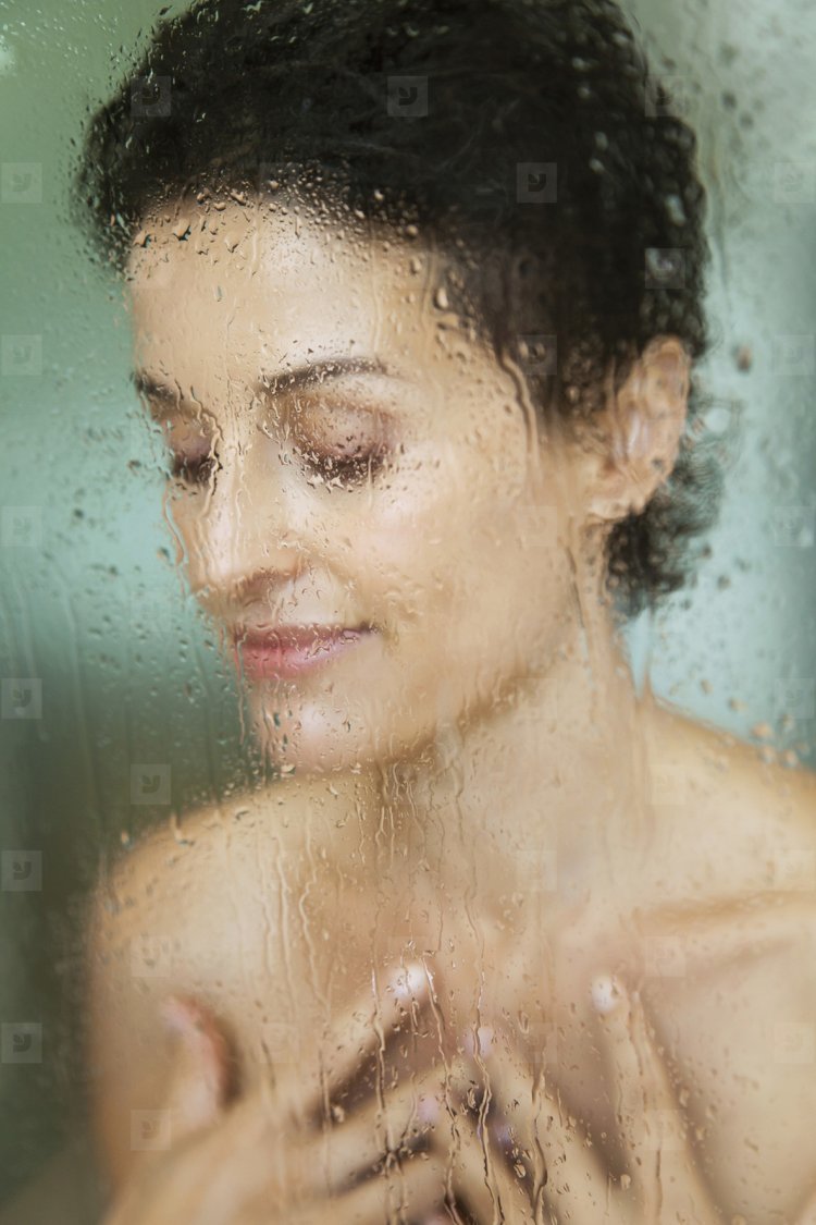 Голая за стеклом