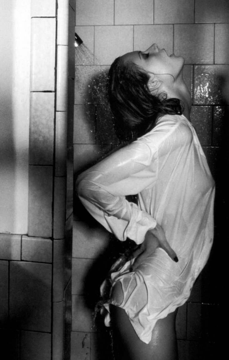 Алессандра Амбросио в душе