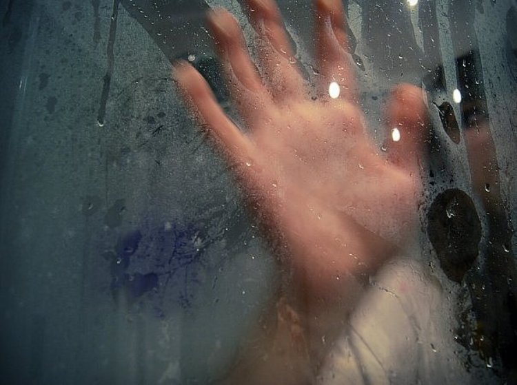 Рука на запотевшем стекле