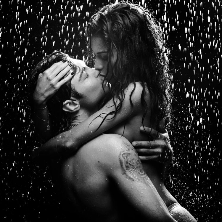 Девушка в душе за стеклом