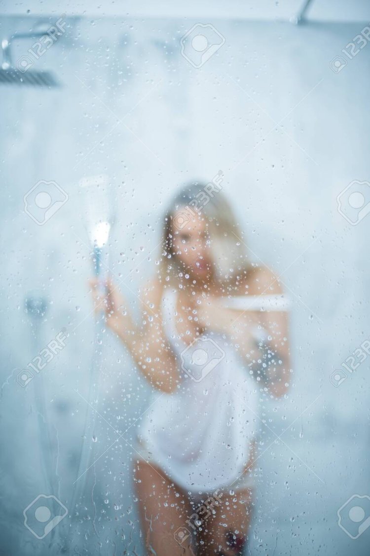 Силуэт за матовым стеклом