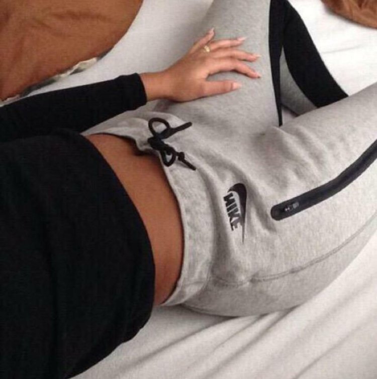 Девушка в спортивных штанах без лица