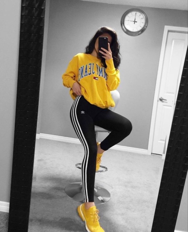 Брюнетка в спортивном костюме