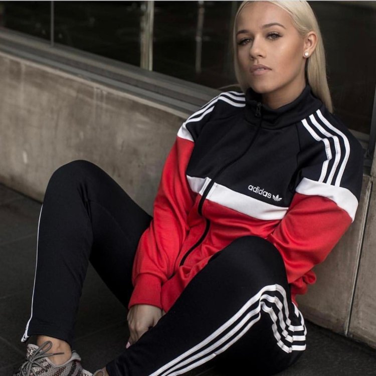Девушки в спортивных костюмах адидас красивые