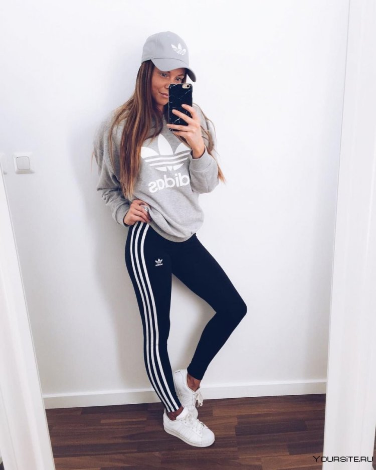 Девушка в штанах адидас