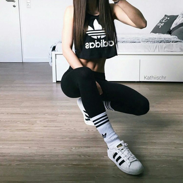 Девушка в адидасе