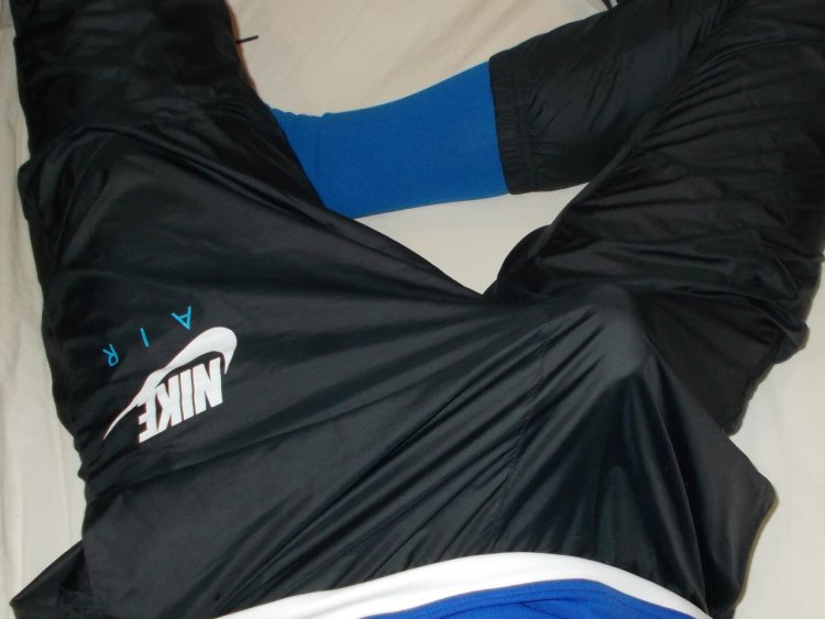 Парни в спортивках adidas