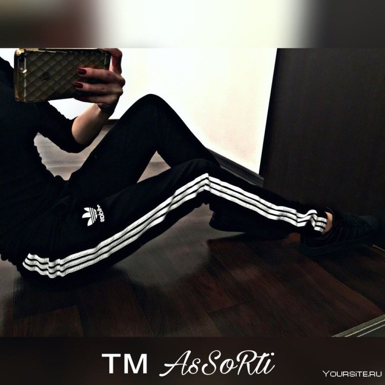 Девушка в адидасе