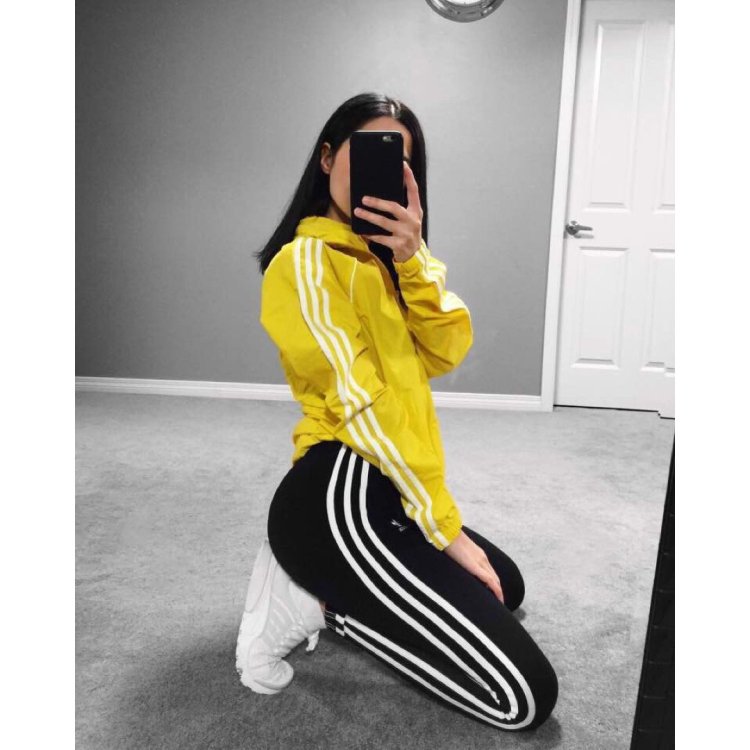 Девушка в адидасе