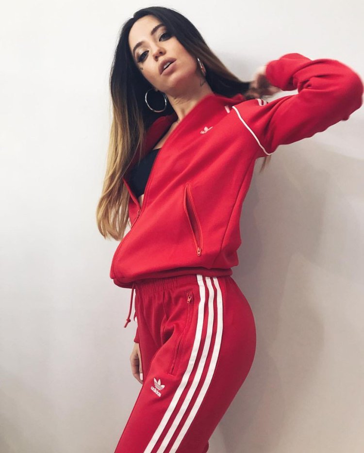 Надя Дорофеева в спортивном костюме