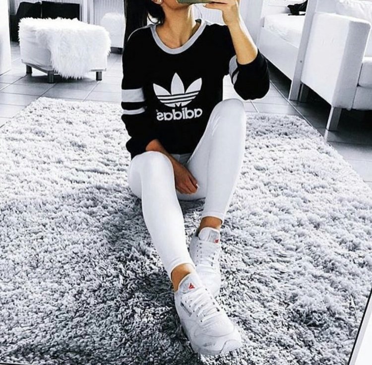 Девушка в адидасе