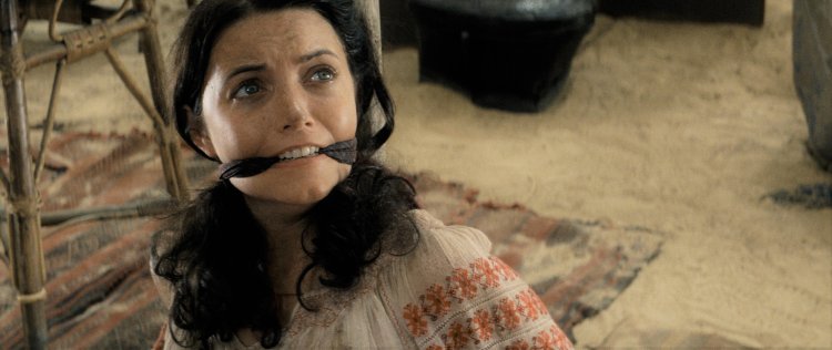 Связанная на стуле