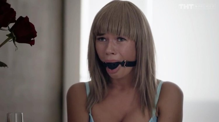 Связанные веревкой девушки