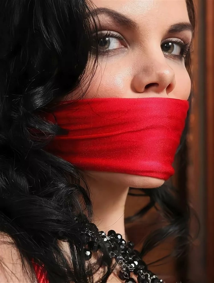 Связанная с кляпом