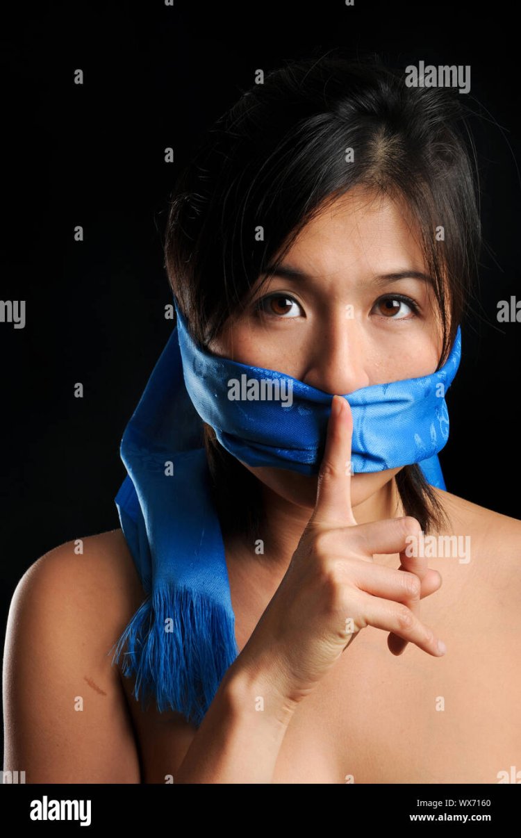 Связанная девушка с кляпом во рту