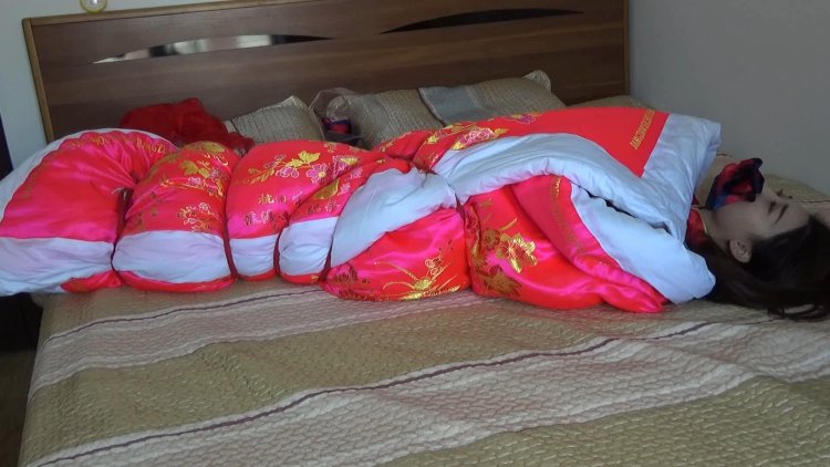 Связанная аниме девушка