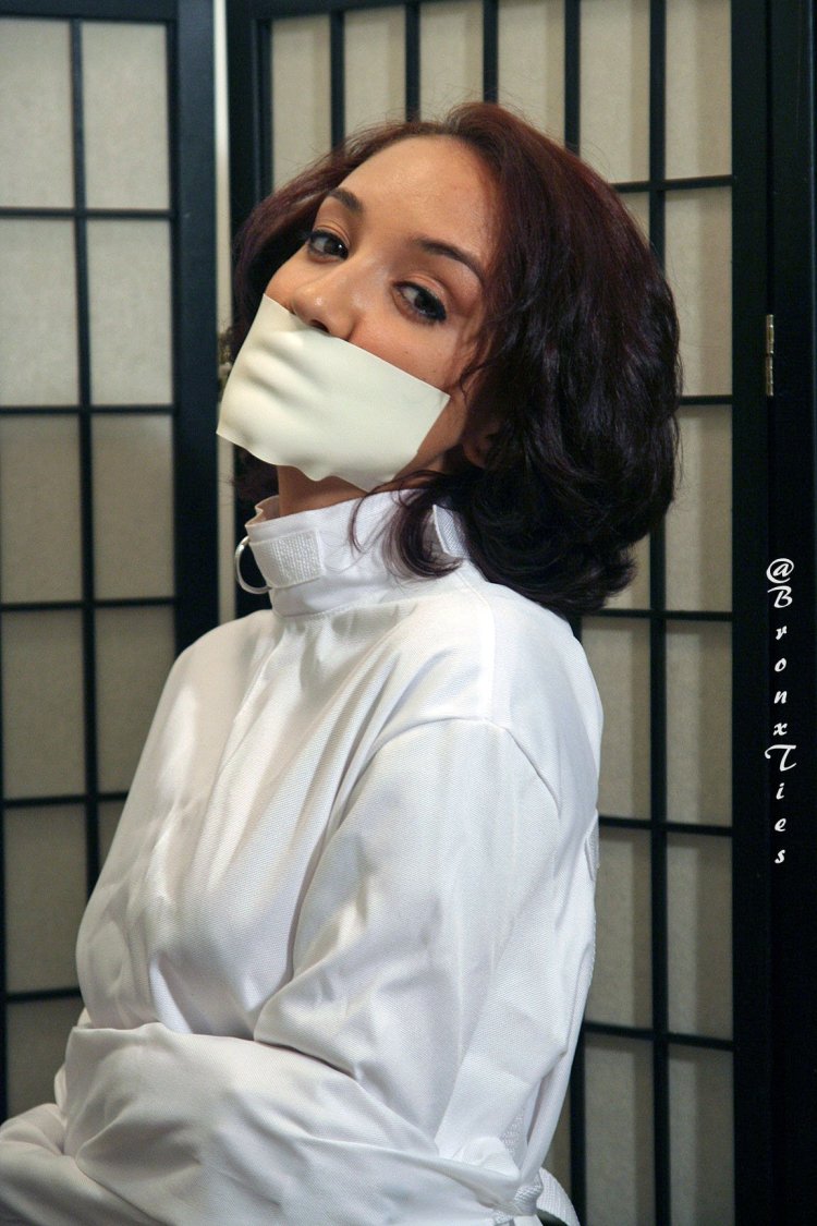 Матерчатый кляп во рту