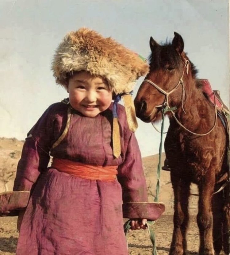 Монголка улыбается