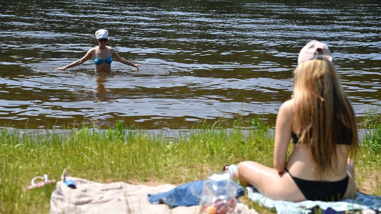 В купальнике на даче
