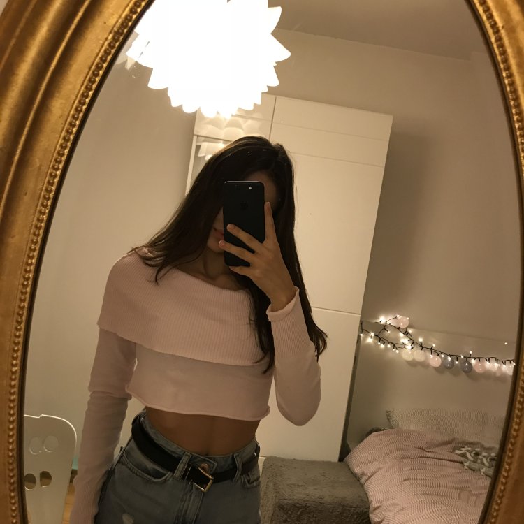 Красивая девушка в зеркале