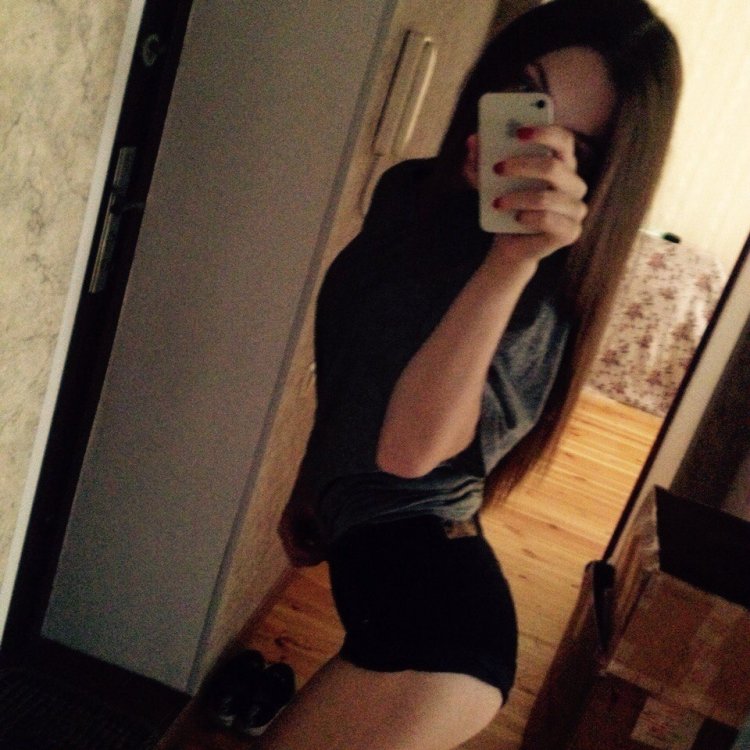 Девушка 16 лет без лица в зеркале