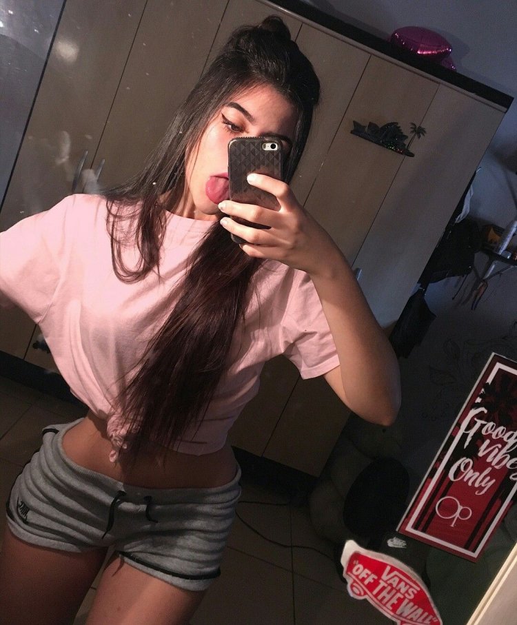 Девушка фоткается