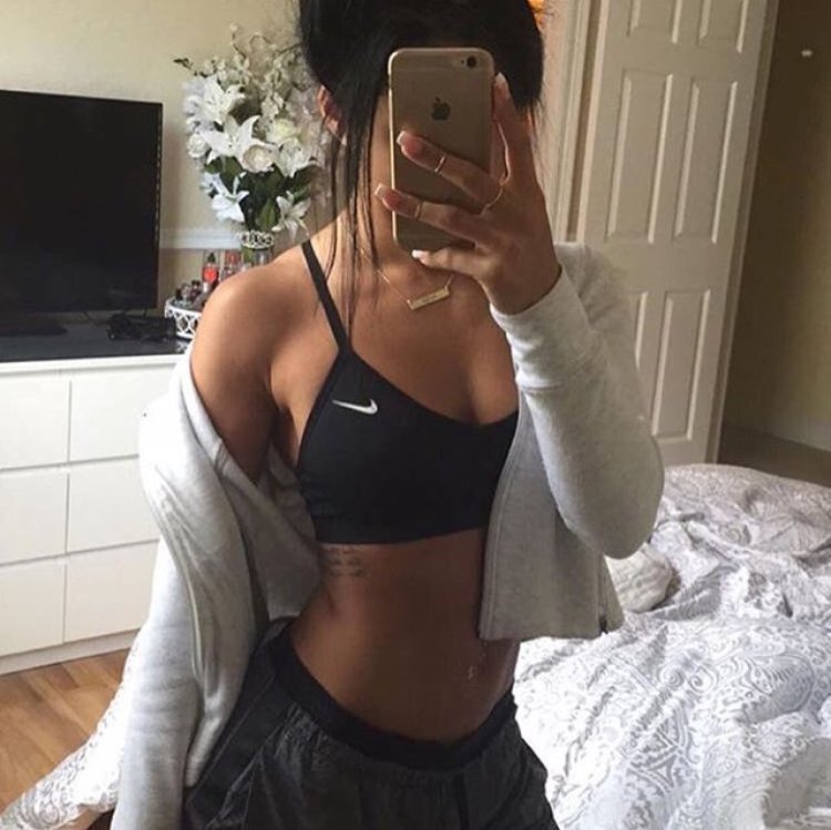 Брюнетка в зеркале без лица